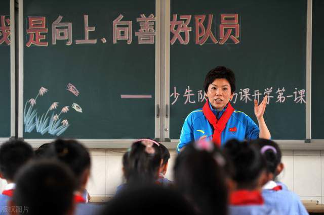 而;我从小陪你，单纯只是想让你开心这一平白朴实的告白，恰恰表现了九饼最纯粹热忱的爱